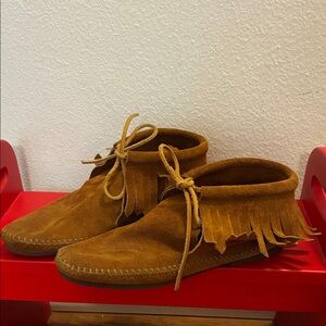 Minnetonka Brown Suede Fringe Moccasin Bootie shoes women’s size 7